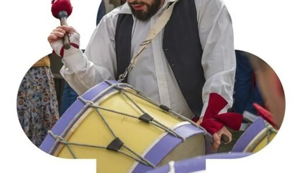 Un participante del Encontro Concelhio de Bombos durante una actuaci&oacute;n tradicional en las calles de Ponte de Lima.