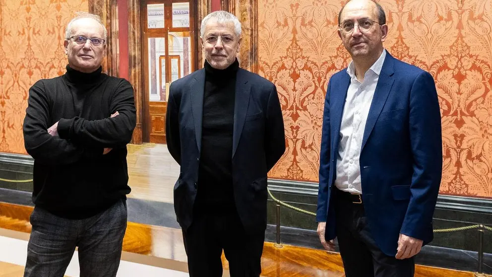 El director xeral de Cultura, Anxo M. Lorenzo, junto al artista Llu&iacute;s Hortal&agrave; y responsables del CGAC durante la presentaci&oacute;n de la exposici&oacute;n Ante a Lei en Santiago de Compostela.