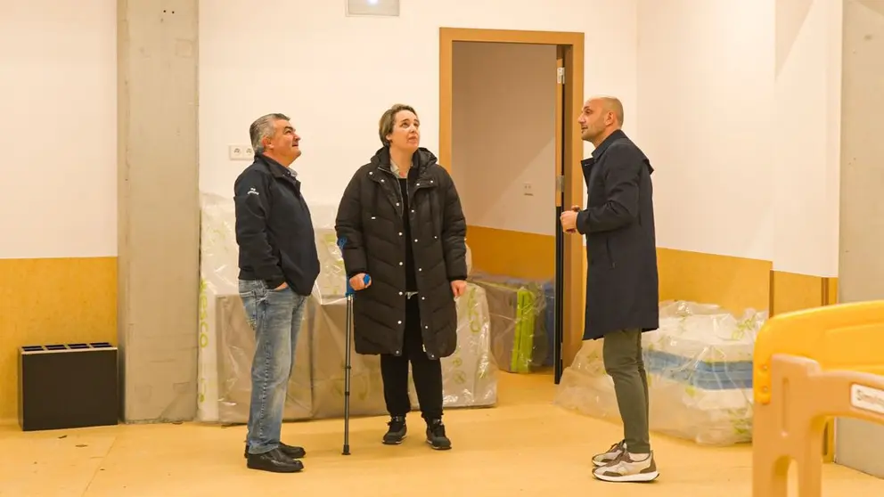 El alcalde de O Porri&ntilde;o, Alejandro Lorenzo, visita las nuevas instalaciones de la escuela infantil municipal junto a responsables t&eacute;cnicos durante la puesta a punto del centro.