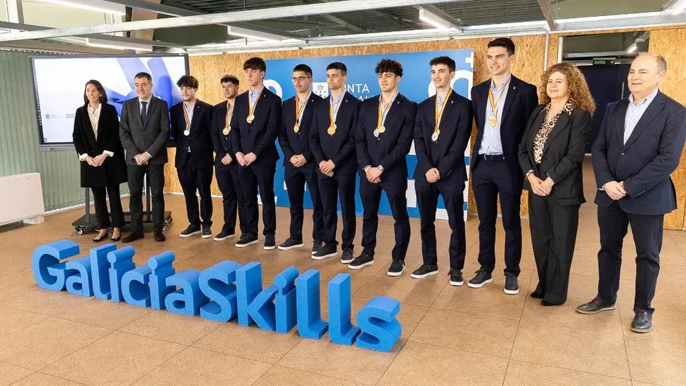 El conselleiro de Educaci&oacute;n, Rom&aacute;n Rodr&iacute;guez, junto a la directora general de FP, Eugenia P&eacute;rez, y los estudiantes gallegos premiados en el campeonato nacional SpainSkills, durante la recepci&oacute;n celebrada en la Cidade da Cultura.