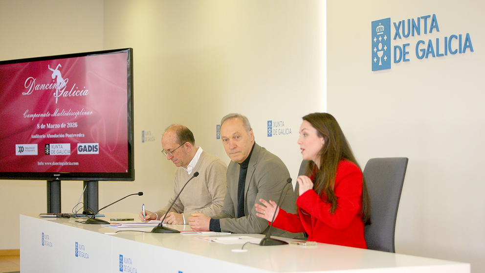 De izquierda a derecha, Anxo Lorenzo, Agust&iacute;n Reguera y Raquel Rodr&iacute;guez, durante la presentaci&oacute;n de la tercera edici&oacute;n de Dancing Galicia en la Delegaci&oacute;n Territorial de la Xunta en Pontevedra.