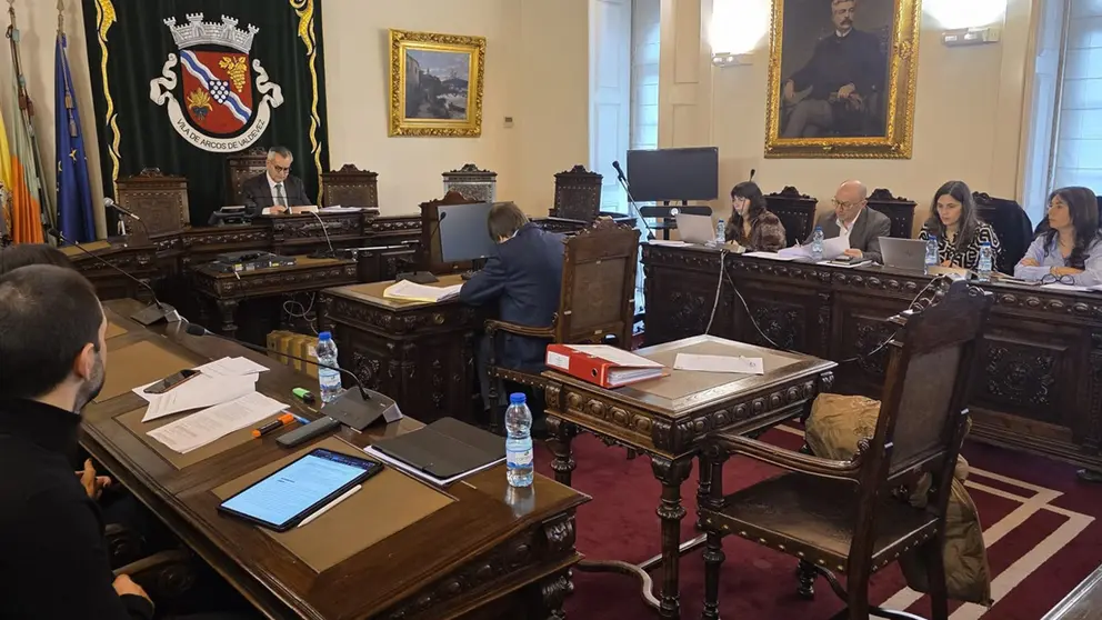 Un momento de la reuni&oacute;n del ejecutivo de la C&aacute;mara Municipal de Arcos de Valdevez, en la que se aprobaron inversiones en infraestructuras, apoyos a asociaciones y diversos procedimientos administrativos.