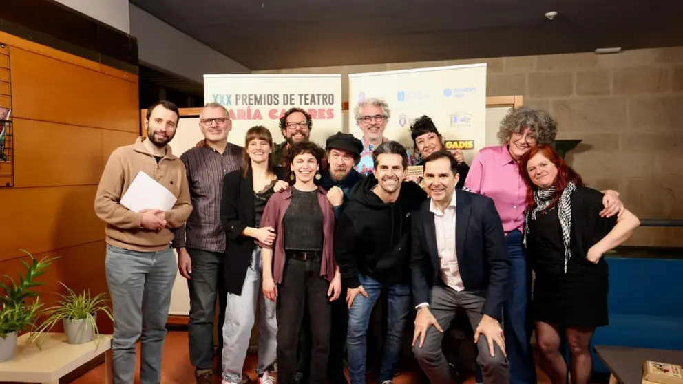 El equipo de A serie clopen recoge los diplomas acreditativos como finalistas en la 30&ordf; edici&oacute;n de los Premios de Teatro Mar&iacute;a Casares durante el acto celebrado en el Auditorio de Galicia, en Santiago de Compostela.