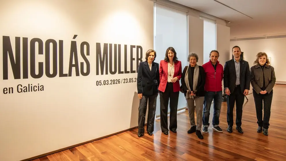 La directora gerente de la Fundaci&oacute;n Cidade da Cultura, Ana Isabel V&aacute;zquez, durante la inauguraci&oacute;n de la exposici&oacute;n Nicol&aacute;s Muller en Galicia en la sede de Afundaci&oacute;n en Ferrol, junto a representantes institucionales y culturales.