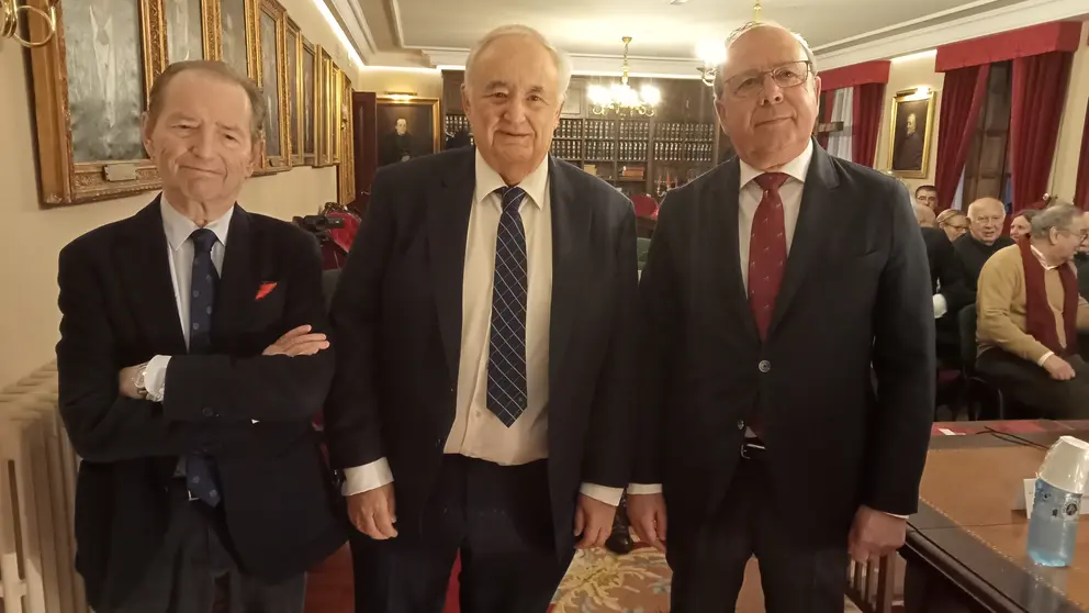 Los participantes en la mesa de debate celebrada en la Real Sociedad Econ&oacute;mica de Amigos del Pa&iacute;s de Santiago posan tras la jornada dedicada a analizar la evoluci&oacute;n del Derecho y los derechos de las personas en la sociedad actual.