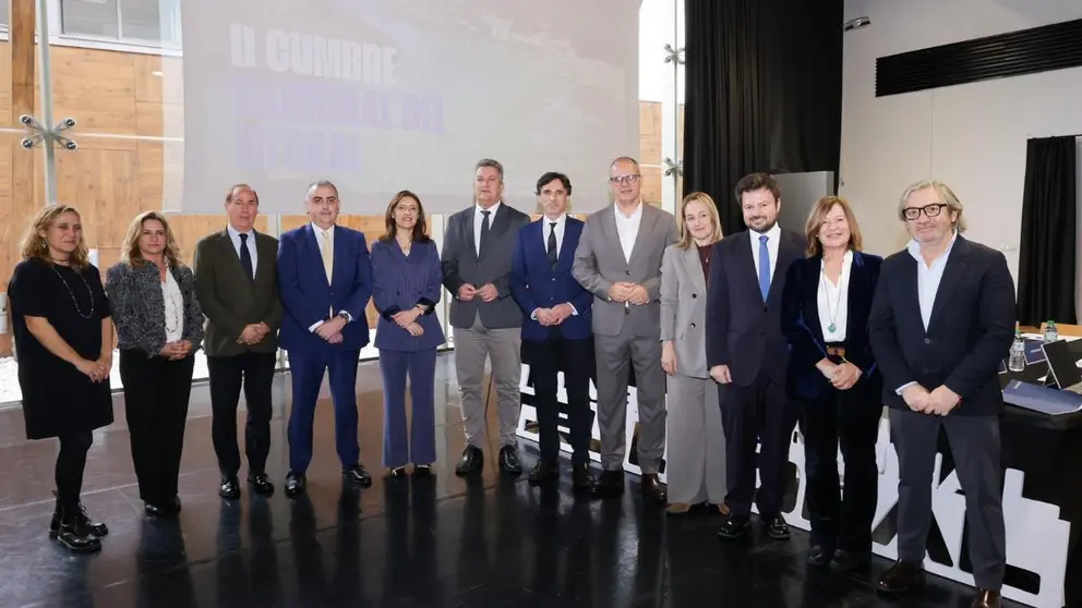 Representantes de siete comunidades aut&oacute;nomas costeras posan durante la II Cumbre Nacional del Litoral celebrada en Valencia, en la que particip&oacute; la conselleira de Medio Ambiente e Cambio Clim&aacute;tico de la Xunta, &Aacute;ngeles V&aacute;zquez.