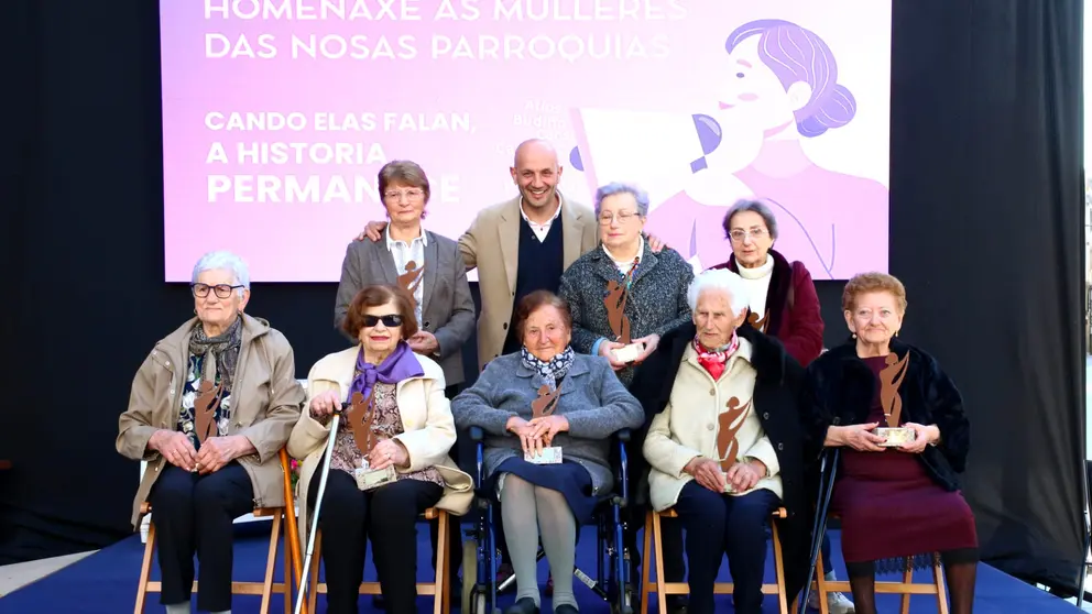 El alcalde de O Porri&ntilde;o, Alejandro Lorenzo, junto a las nueve mujeres homenajeadas en el acto del 8M celebrado por el Concello para reconocer a referentes de las parroquias del municipio.