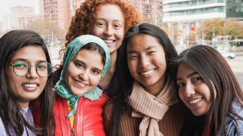 Grupo de profesionales internacionales que reflejan el creciente protagonismo femenino en la movilidad laboral global.