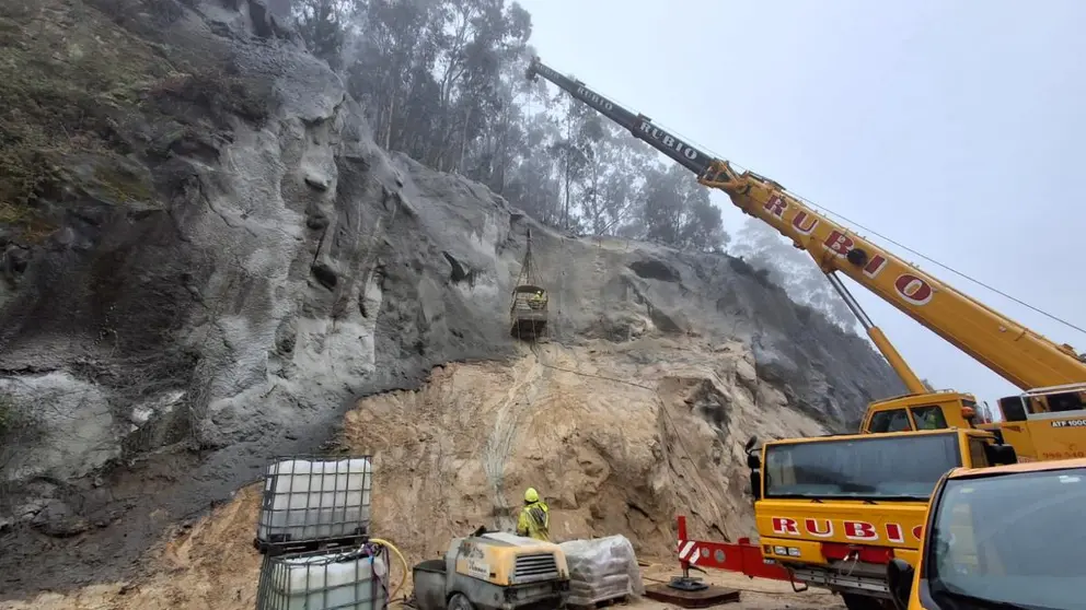Trabajos de estabilizaci&oacute;n del talud en la autopista AG-57, a su paso por Gondomar, donde la Xunta ejecuta labores de bulonado y gunitado tras los desprendimientos provocados por los recientes temporales.