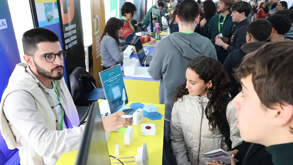 isitantes participan en talleres y actividades interactivas durante el Alto Minho Science Fest, acercando la ciencia a p&uacute;blicos de todas las edades.
