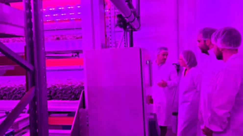 armen Cotelo visita las instalaciones de N&eacute;boda Farms en Vigo, donde conoce los sistemas de cultivo vertical y tecnolog&iacute;as de agricultura en ambiente controlado.