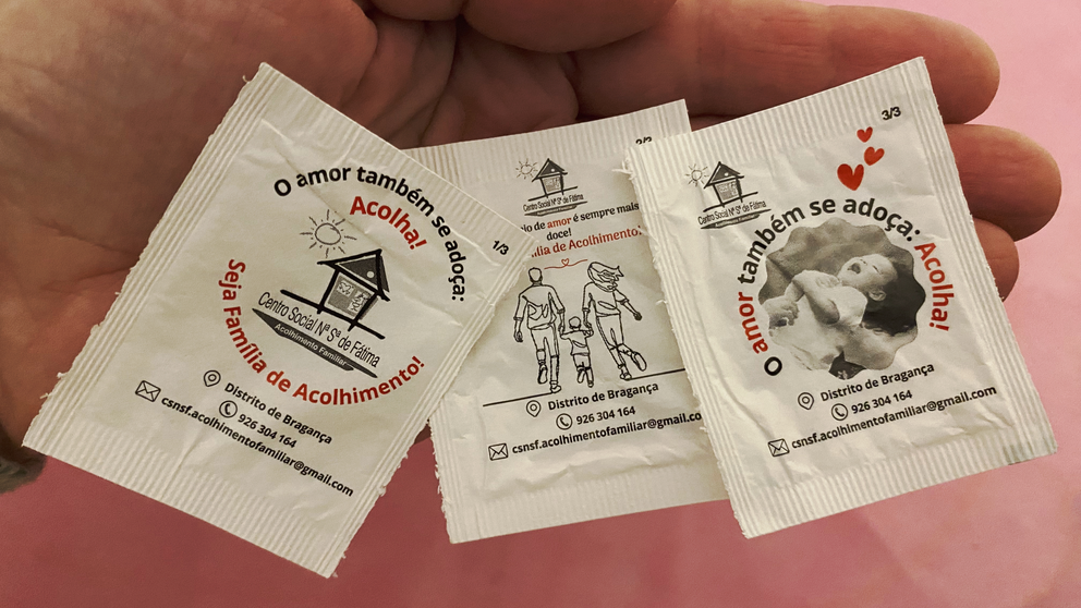 Paquetes de az&uacute;car de la campa&ntilde;a de Delta Caf&eacute;s y el Centro Social Nossa Senhora de F&aacute;tima que promueven el acogimiento familiar en el distrito de Braganza.