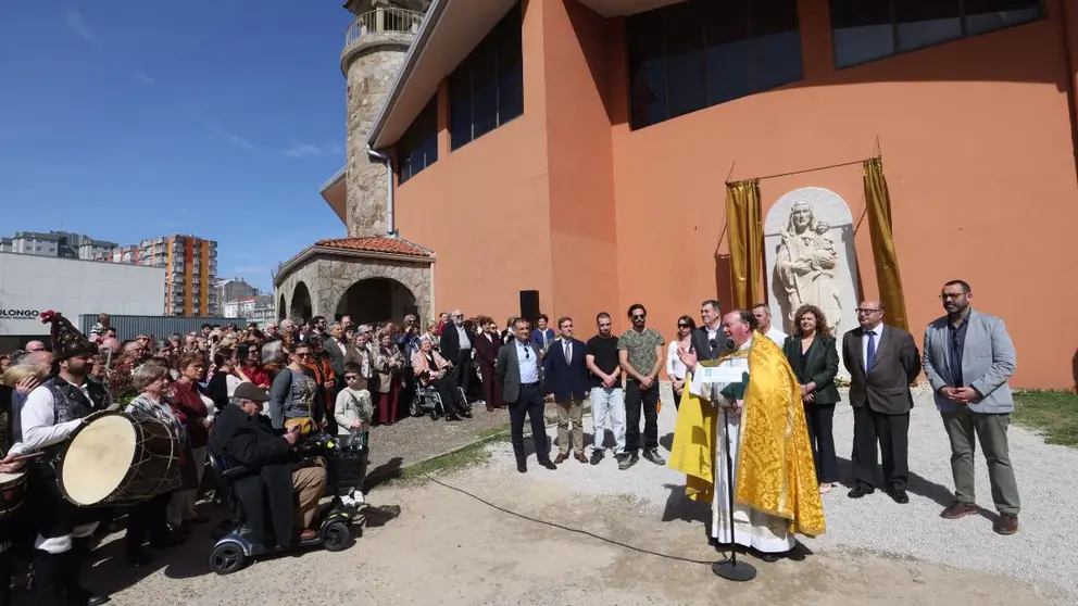Acto de inauguraci&oacute;n de la escultura de San Xos&eacute; en Campolongo, con la participaci&oacute;n de vecinos, autoridades y una amplia representaci&oacute;n institucional.