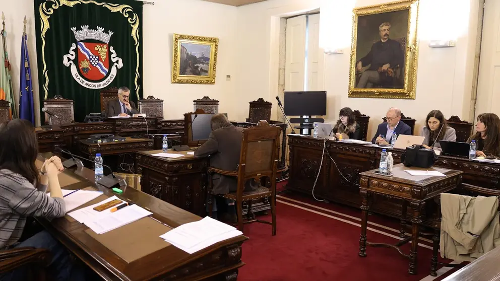 El pleno del Concello de Arcos de Valdevez durante la reuni&oacute;n ordinaria celebrada el 13 de marzo, en la que se aprobaron diversos proyectos, protocolos y medidas de inversi&oacute;n para el municipio.