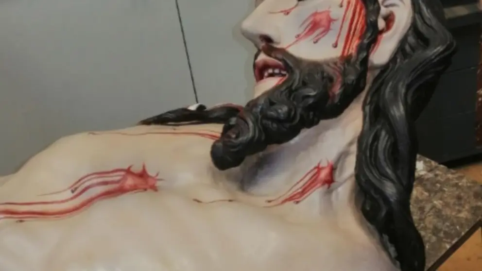 Detalle del Cristo del Descendimiento durante el proceso de restauraci&oacute;n, donde se aprecian los trabajos de limpieza y consolidaci&oacute;n de la policrom&iacute;a.