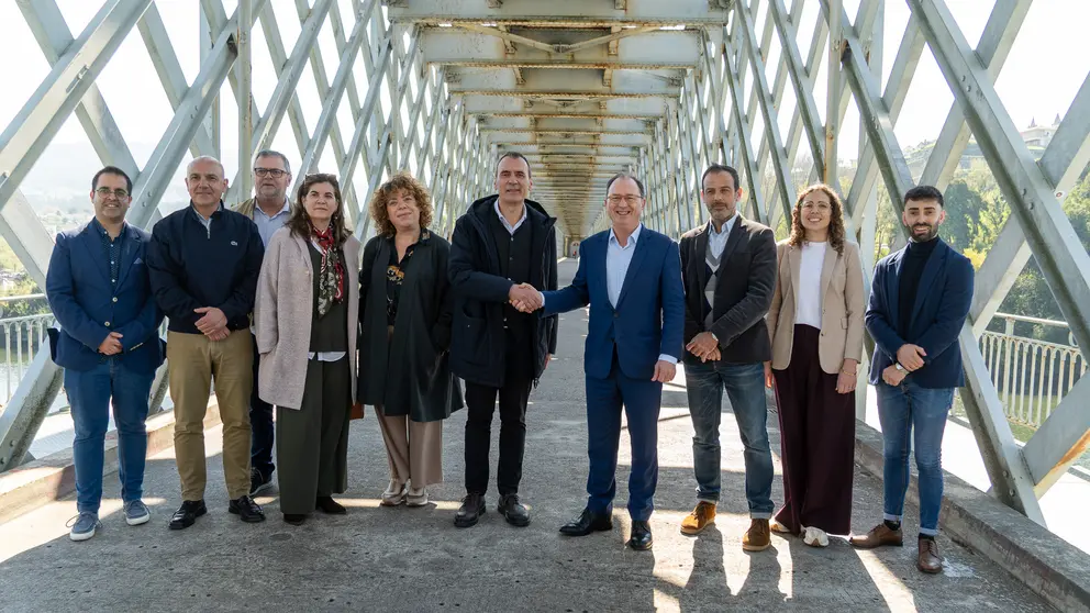 Autoridades de Tui y Valen&ccedil;a, junto a representantes municipales de ambos lados de la frontera, posan en la Ponte Internacional durante la conmemoraci&oacute;n de su 140 aniversario.