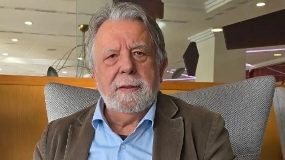 Alfredo Conde, retratado durante una reciente conversaci&oacute;n en la que repasa su trayectoria literaria y period&iacute;stica. ARCHIVO DL-G.