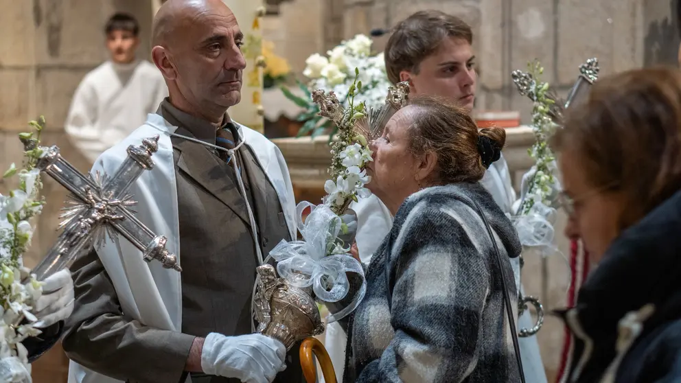 Una fiel besa una de las varas procesionales durante un acto de la Semana Santa en Ponte de Lima, en un gesto de devoci&oacute;n y tradici&oacute;n dentro del templo.