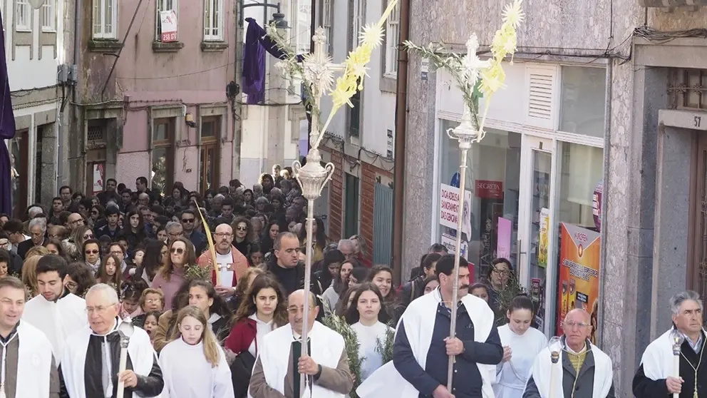 Fieles participan en la bendici&oacute;n de los ramos y la posterior procesi&oacute;n del Domingo de Ramos en Arcos de Valdevez, uno de los actos que abre la Semana Santa en la localidad portuguesa.