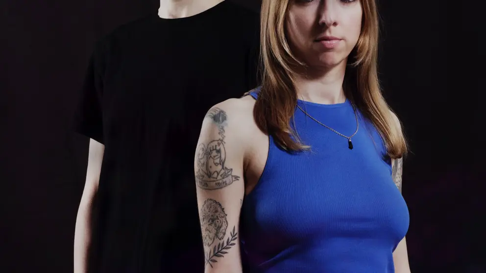 Las creadoras Ana Quiroga y Estela Oliva, responsables del proyecto Azabache AV, que fusiona sonido, imagen y narrativa visual en una experiencia audiovisual contempor&aacute;nea._LEON CHEW.