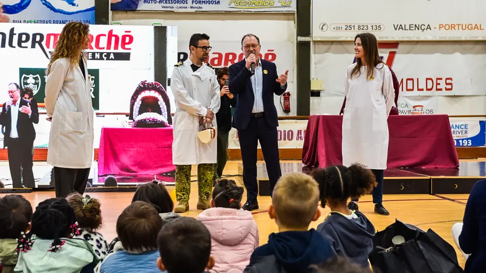 Autoridades e profesionais sanitarios participan na xornada de sa&uacute;de oral celebrada no pavill&oacute;n municipal de Valen&ccedil;a, no marco da cooperaci&oacute;n da Eurocidade Tui-Valen&ccedil;a.