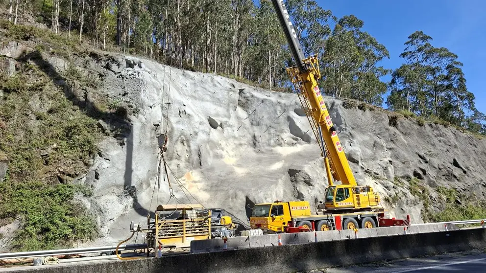 Traballos de estabilizaci&oacute;n do noiro na AG-57 ao seu paso por Gondomar, tras os desprendementos provocados polos temporais recentes.