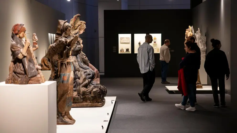 Visitantes recorren la exposici&oacute;n dedicada a Francisco Asorey en el Museo Centro Gai&aacute;s, en la Cidade da Cultura de Galicia.