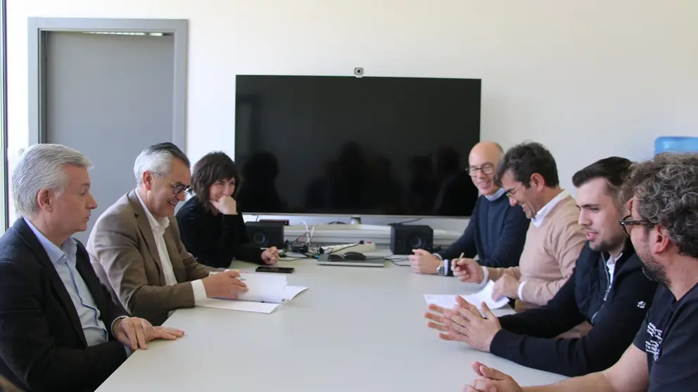Representantes da Fernando Ferro & Irm&atilde;o e respons&aacute;veis municipais reunidos na IN-Cubo durante o processo de instala&ccedil;&atilde;o da empresa em Arcos de Valdevez.
