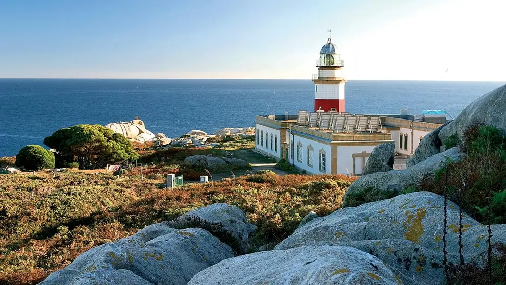 Uno de los faros del litoral gallego, Illa de S&aacute;lvora, ejemplo del patrimonio costero incluido en el nuevo cat&aacute;logo aprobado por la Xunta para su protecci&oacute;n y puesta en valor.