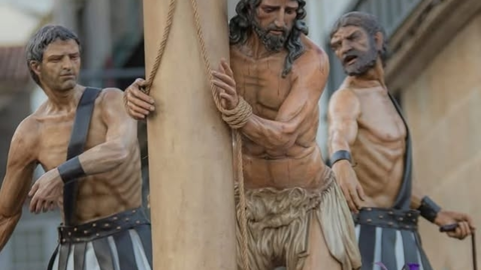 El paso de la Flagelaci&oacute;n muestra a Jes&uacute;s atado a la columna junto a los sayones, una escena de gran realismo que destaca por su fuerza expresiva y valor art&iacute;stico en la Semana Santa de Cangas.