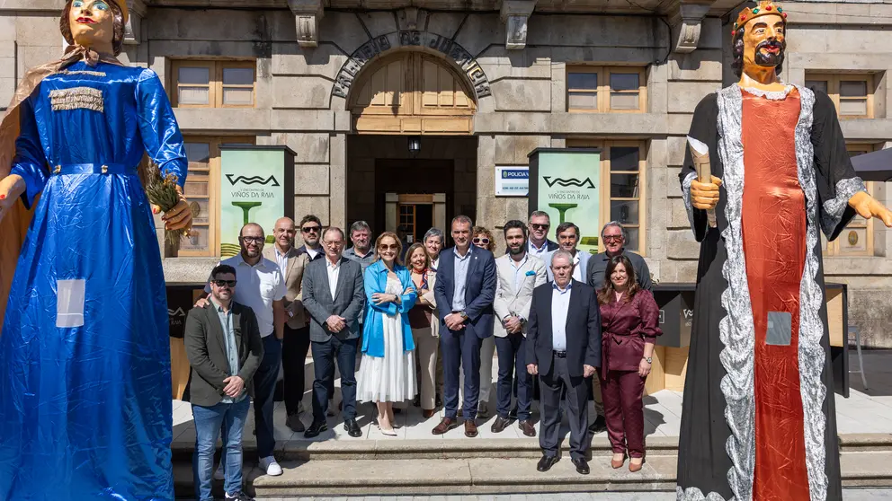 Autoridades e representantes institucionais posan diante do Concello de Tui xunto aos xigantes, no inicio das festas de San Telmo.