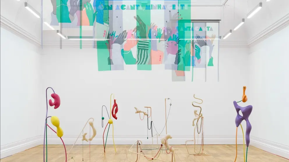 Vista de la exposici&oacute;n Roda Viva de Vanessa da Silva, donde esculturas org&aacute;nicas y textiles suspendidos dialogan en un espacio lleno de color, movimiento y ritmo.