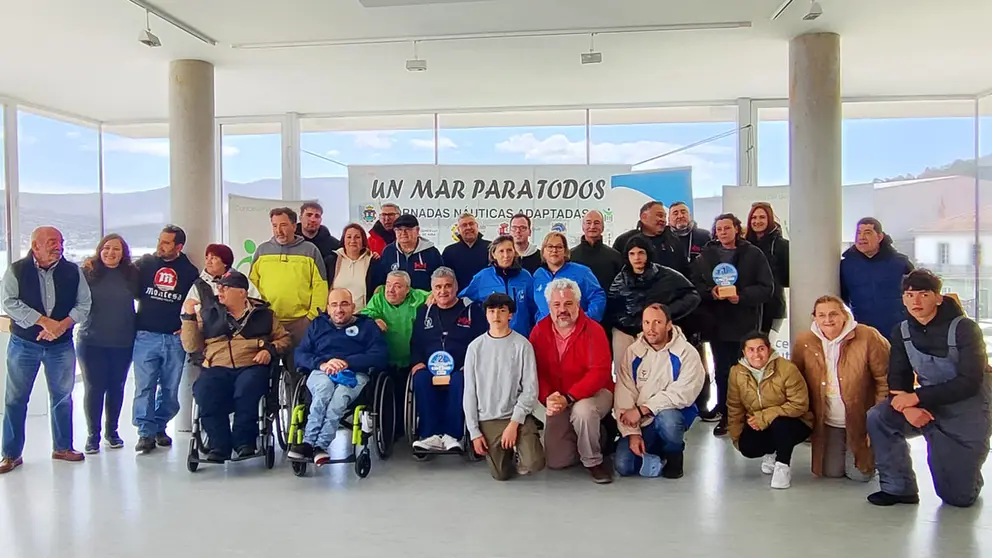 Participantes, organizadores y autoridades posan tras la entrega de premios de la segunda prueba del Campeonato Gallego Inclusivo de Moton&aacute;utica celebrada en O Freixo (Outes).