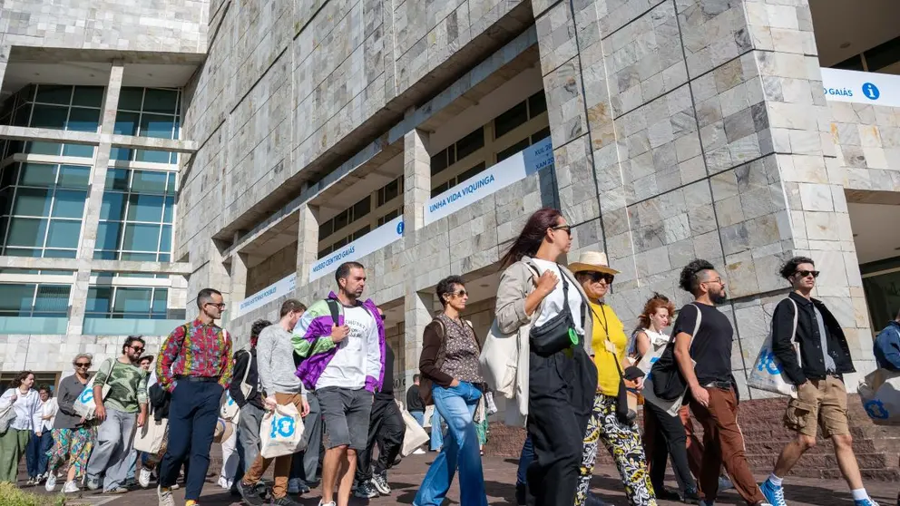 Participantes en una edici&oacute;n anterior del Encontro de Artes Novas, a su llegada a la Cidade da Cultura en el Gai&aacute;s.