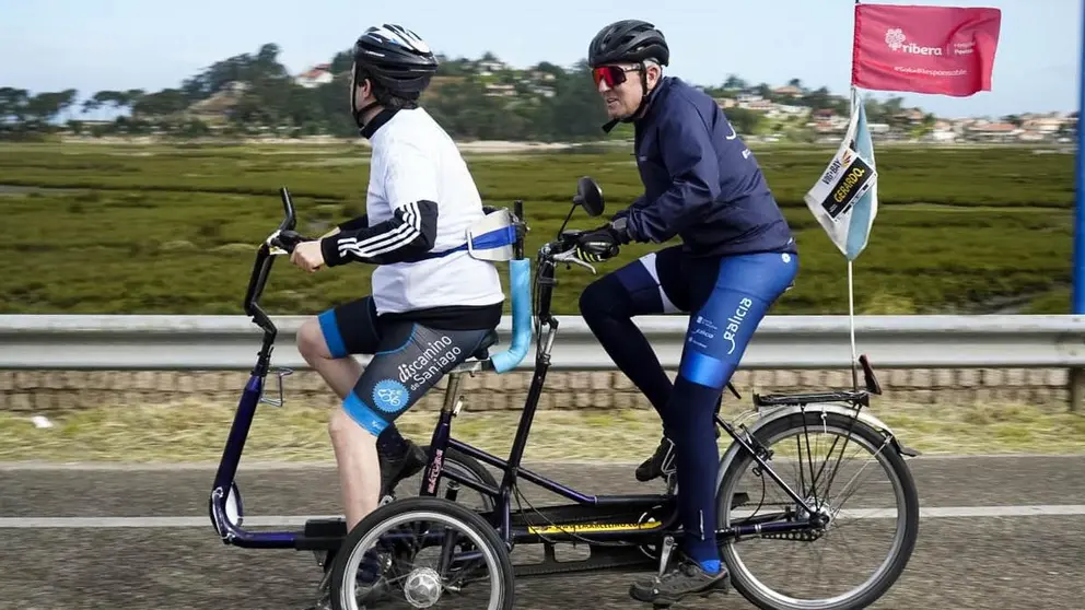 Alfonso Rueda participa junto a un miembro de Discamino durante el recorrido de la Media Marat&oacute;n Vig-Bay.