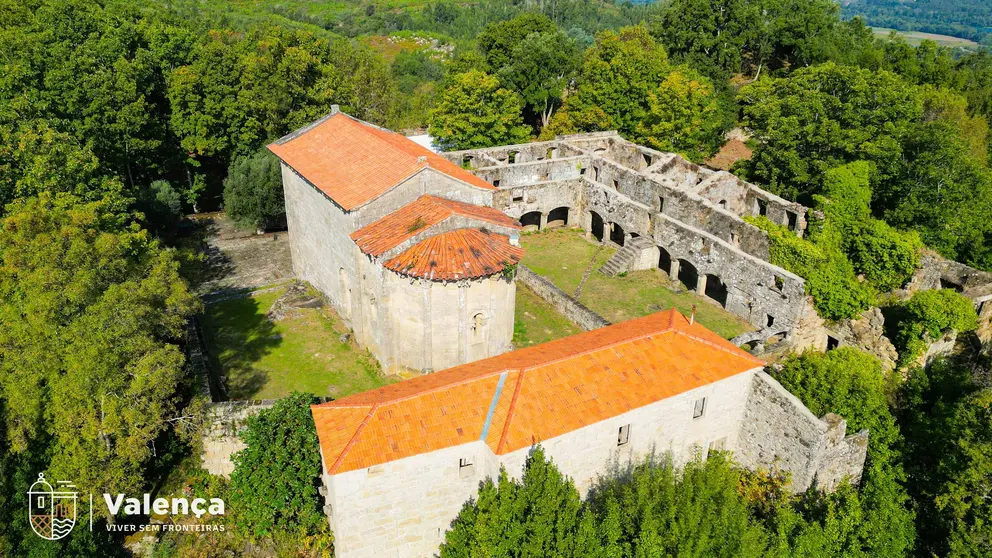 Vista a&eacute;rea del Monasterio de Sanfins, en Valen&ccedil;a, uno de los enclaves patrimoniales m&aacute;s emblem&aacute;ticos del municipio y protagonista de la visita guiada del D&iacute;a Internacional de los Monumentos.