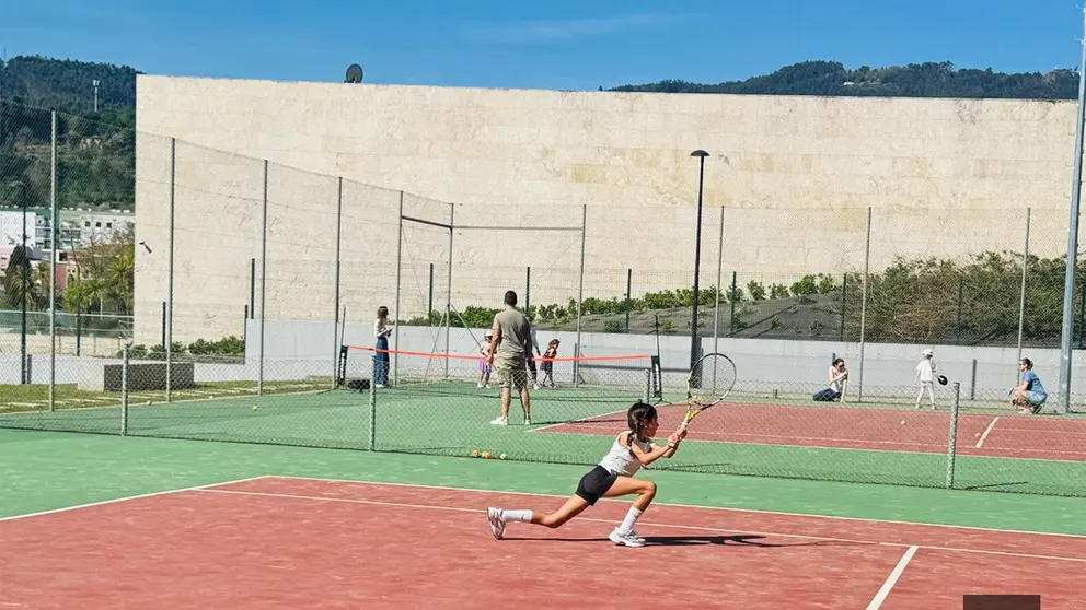Participantes del 2&ordm; PTAV T&eacute;nis Open Day durante una sesi&oacute;n pr&aacute;ctica en las pistas del complejo de Arcos de Valdevez.