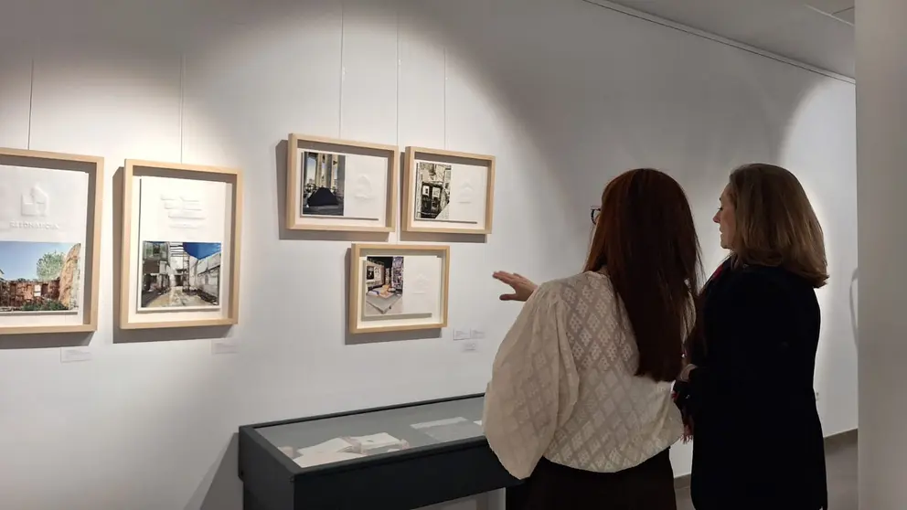 Dos visitantes recorren la exposici&oacute;n &lsquo;Utop&iacute;as&rsquo; en la sala Maruja Mallo de la Diputaci&oacute;n en Vigo, deteni&eacute;ndose ante algunas de las obras que invitan a la reflexi&oacute;n y la interpretaci&oacute;n activa.