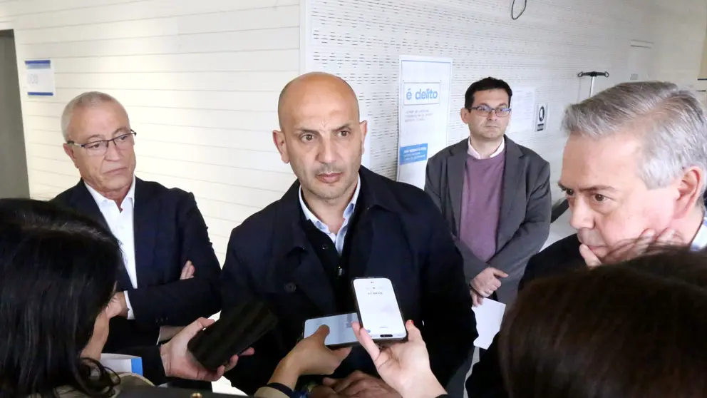 El conselleiro de Sanidade, acompa&ntilde;ado por responsables del &aacute;rea sanitaria, atiende a los medios durante su visita al centro de salud de O Porri&ntilde;o, donde anunci&oacute; el refuerzo del PAC con un nuevo m&eacute;dico.