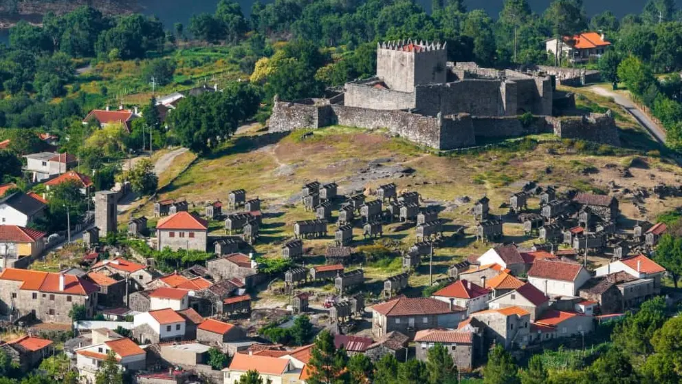 Vista de la aldea de Lindoso, en Ponte da Barca, con su castillo medieval y el emblem&aacute;tico conjunto de espigueiros, recientemente distinguida como icono regional en los Premios Cinco Estrellas Regiones 2026.