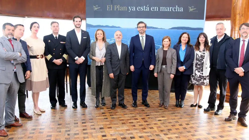 Representantes institucionales y del sector mar&iacute;timo acompa&ntilde;an al presidente del Real Club N&aacute;utico de Vigo, Tone P&eacute;rez, en la presentaci&oacute;n del Plan Estrat&eacute;gico 120.