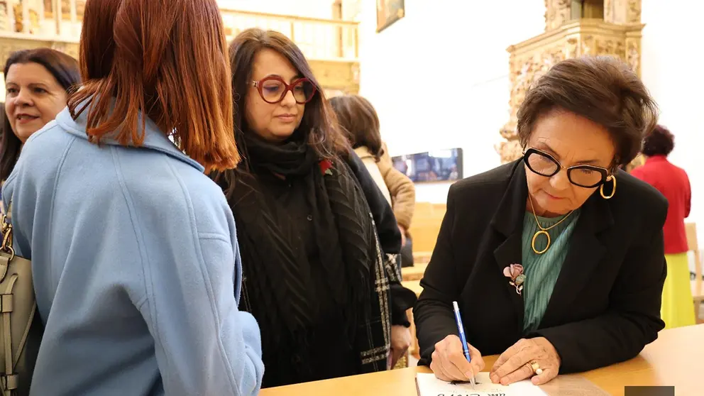 Albertina Fernandes firma ejemplares de su libro tras la presentaci&oacute;n, en un encuentro cercano con los lectores.