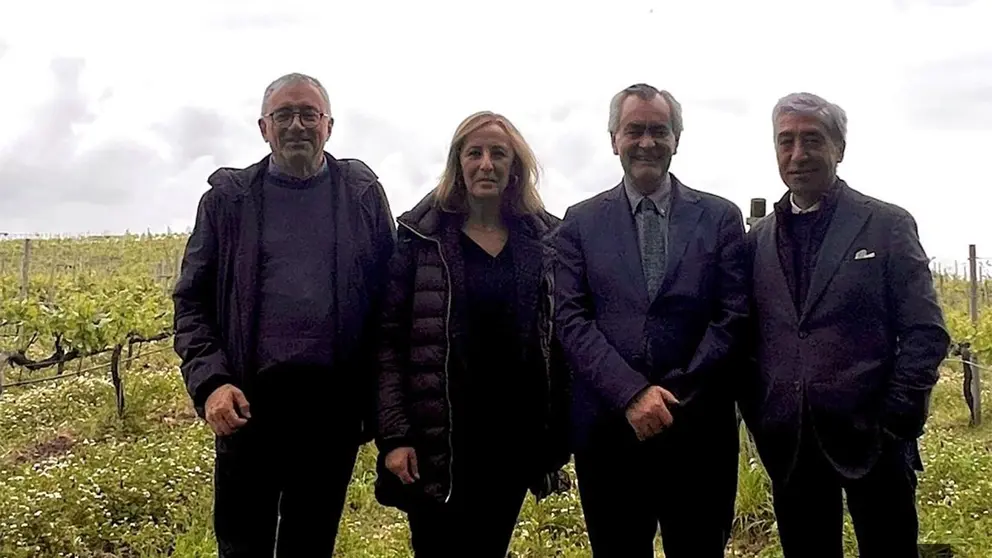 El presidente Oleg&aacute;rio Gon&ccedil;alves y la vicepresidenta Em&iacute;lia Cerdeira, junto a una t&eacute;cnica durante la visita al Centro de Estudios de la Regi&oacute;n de los Vinos Verdes, en Arcos de Valdevez, donde conocieron de primera mano los trabajos de investigaci&oacute;n y conservaci&oacute;n de castas en la Estaci&oacute;n Vitivin&iacute;cola Am&acirc;ndio Galhano.