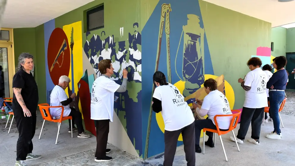 Vecinos de Verdoejo, en su mayor&iacute;a participantes del programa de envejecimiento activo, trabajan en la creaci&oacute;n del mural comunitario del Centro Cultural, una obra colectiva que recoge la memoria y la identidad local con motivo del 25 de Abril.