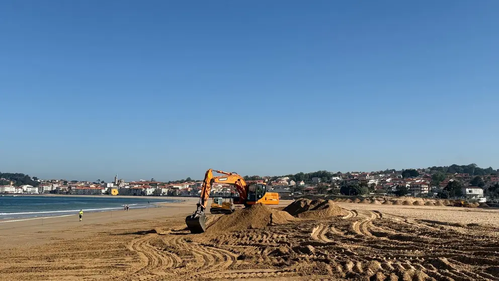 Maquinaria traballando na rexeneraci&oacute;n de Praia Am&eacute;rica, onde o Concello de Nigr&aacute;n executa obras de emerxencia para recuperar o sistema dunar tras os danos causados polos temporais deste inverno.