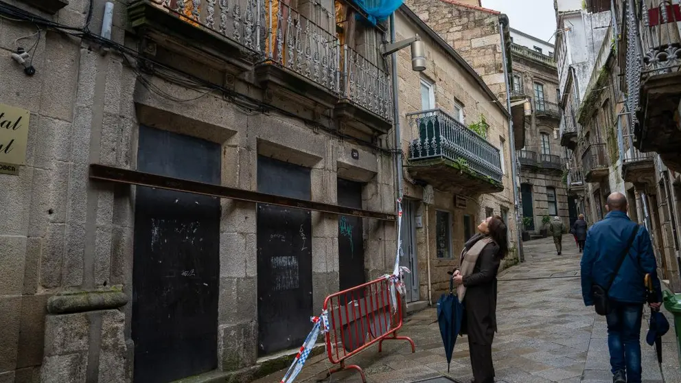 Ana Ortiz, delegada territorial de la Xunta en Vigo y presidenta del Consorcio Casco Vello, observa el inmueble de la calle Real 20, cuya compra ha sido aprobada para su rehabilitaci&oacute;n como vivienda protegida.