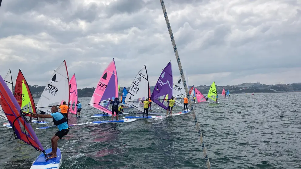 Flota de windsurf durante una de las mangas del Campeonato Nacional, disputada en condiciones de viento moderado.