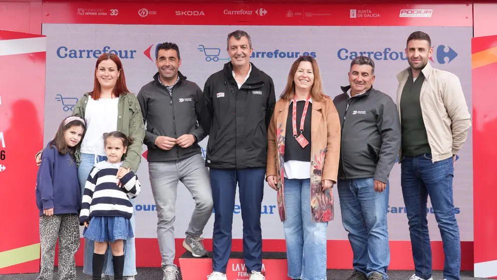 Luis L&oacute;pez, acompa&ntilde;ado por autoridades e asistentes, posa no photocall oficial de LaVuelta feminina tras a sa&iacute;da da etapa inaugural en Mar&iacute;n.