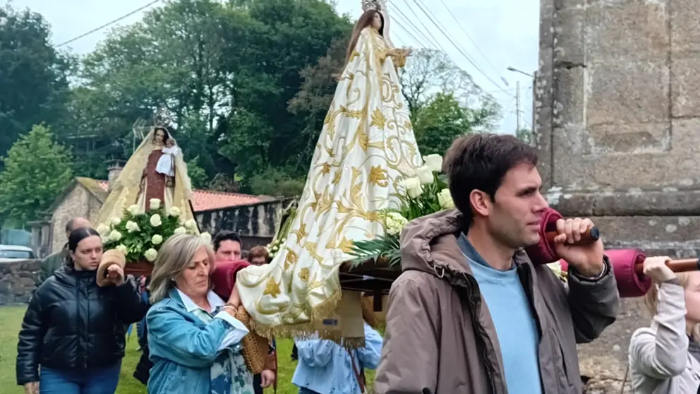 Procesi&oacute;n coa imaxe da Virxe da Santa Cruz e outras parroquias participantes polas inmediaci&oacute;ns do santuario, nun acto multitudinario de devoci&oacute;n en Covelo.