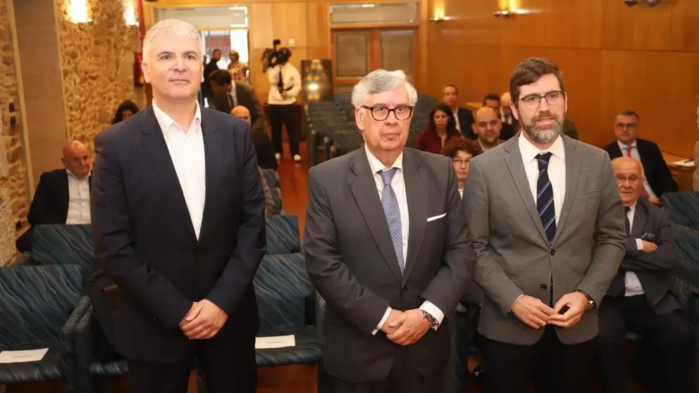 De esquerda a dereita, representantes institucionais e empresariais durante a presentaci&oacute;n do informe sobre absentismo laboral na sede da CEG, en Santiago.